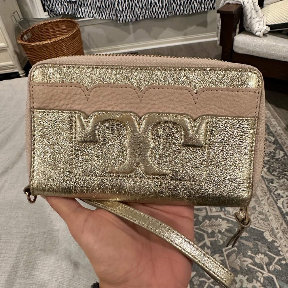 Tory Burch scallop wristlet